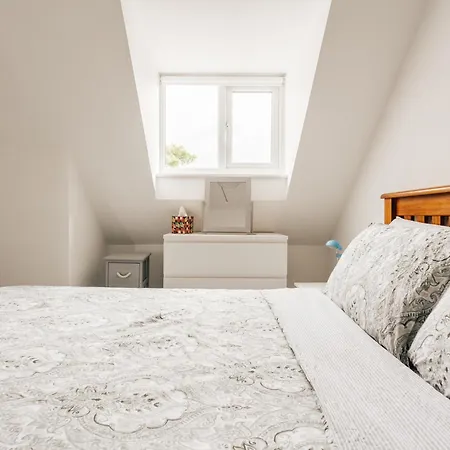Coastal Haven: Southbourne's Two-Bedroom Retreat-2